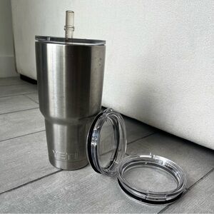 Yeti Rambler 30 Oz Stainless Steel Tumbler (w/ Straw Lid) + 2 Replacement Lids